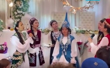 Голландиялық жігітке тұрмысқа шыққан қазақ қызы халық әнімен ұзатылды (видео)