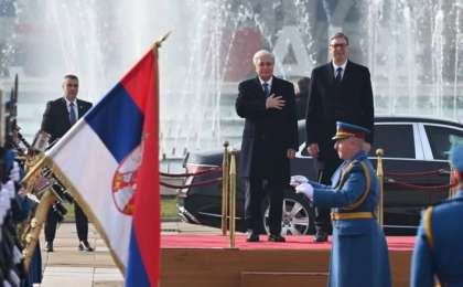 Сербиядағы Тоқаевты ресми қарсы алу рәсімінде зеңбіректен оқ атылды