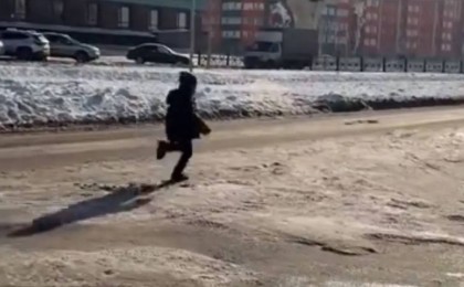 «Мама, тоқташы!»: Астанада анасы баласын көлікке мінгізбей, кетіп қалған (ВИДЕО)