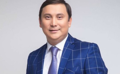 "Дәрігерлердің көңілін көтергенше, айлығын көтермей ме?": Актер Қайрат Әділгерей салют атқандарды сынға алды