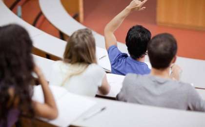 驻比利时大使会见该国哈萨克斯坦留学生