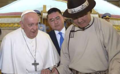 «Достықтың символы». Рим Папасы Моңғолияға Күйік ханның хатының ресми көшірмесін сыйлады