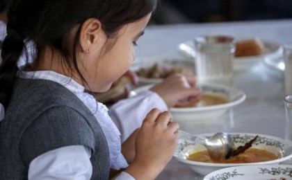 Ата-аналар мектептегі тамақ сапасын бақылауға ниетті: «Әділдік және өркендеу» қоғамдық қоры әлеуметтік мониторингтің қорытындысын жариялады