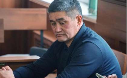 Желіде қамауда жатқан Күдебаевтың камера ішінде мерекелік дастархан жайған фотосы тарады (фото)