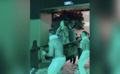 “Құтырған қатын”: Жартылай жалаңаш жігіттермен ағаш тақта отырған той иесі қызу талқыға түсті