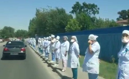 Шымкентте дәрігерлерді көшеге тұрғызып қойған басшы жазаланады