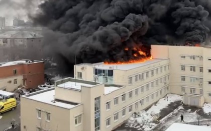 Екатеринбургтегі емхана өртеніп, адамдар терезеден секіруде