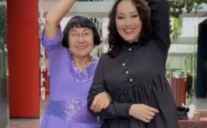 “Айгүл ансамблінде әнші болған” - Айгүл Иманбаева алғаш рет 76 жастағы енесін көрсетті