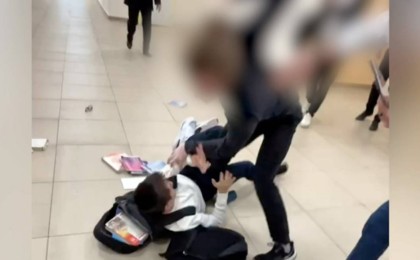 Ақтауда бір топ оқушы құрдасын ұрып-соғып, әбден тепкен (ВИДЕО)