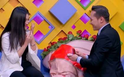 Отандық арна қызметкері тікелей эфирде сүйіктісіне ұсыныс жасады (видео)