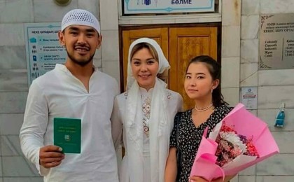 Танымал актер өзінен 8 жас үлкен актрисаға құда түсті (видео)