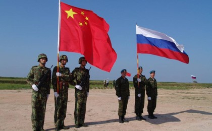 Ресей мен Қытай басшылары автократияға арқа сүйеді