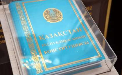 Назарбаевтың баспасөз қызметі 28 жыл бұрынғы Конституция жобасын көрсетті (фото)