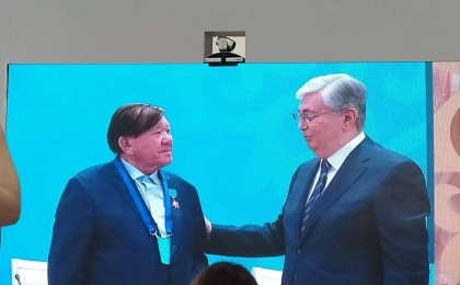 Президент ақын Мұхтар Шахановқа Қазақстанның Еңбек ері атағын берді