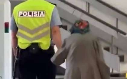 Желі жұлдызы: полицей вокзалда адасқан әжейдің қолынан ұстап, жетектеген