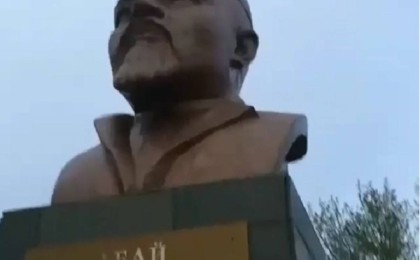 Лениннің ескерткішін Абайдың мүсініне айналдыра салған…
