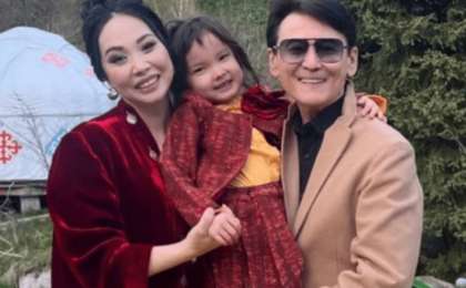 "Хиджабты насихаттама": Қызын орамалмен тұмшалап қойған Қарақат елден сөз естіді