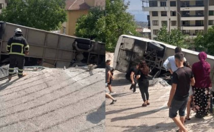 Түркияда туристер автобусы аударылып, 26 адам зардап шекті