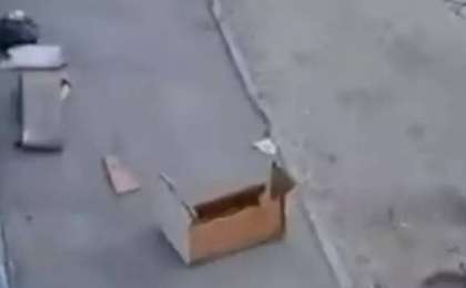 Үстіне алтыншы қабаттан диван түсіп кеткен ер адам сегіз айдан кейін қайтыс болды