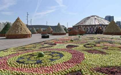 EXPO маңына жиналған жұртшылық Тәжікстанның ұйымдастырған көрмесін тас-талқан етті