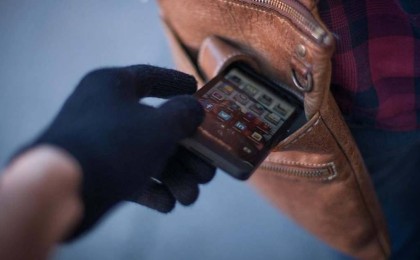 Нұр-Сұлтан тұрғыны дәріханада есінен танып құлаған адамның телефонын ұрлап кеткен