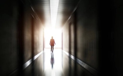 Сотталған әйел аурухана терезесінен төсектің жаймасымен түсіп, қашып кеткен