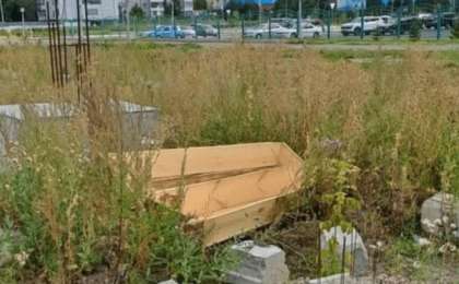 Мәйітхана қызметкерлері шығарып тастаған: Петропавл көшелерінің бірінен табыт табылды