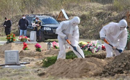 "Дәрілерді еш жерден таппадық": Бір аптада үш жақынынан айырылған әйел қайғылы оқиғасын айтып берді