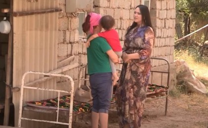 Мәжбүрлеп тұрмысқа беріп, үйінен қуып шыққан: Түркістандық көпбалалы ана далада қалған