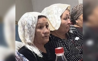 «Келіндер осылай отырса, жұлып алар еді»: Желіде бір орамалды бірігіп жапқан апалардың видеосы тарады