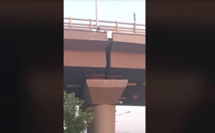 Адам өлмей назар аудармай ма: Алматыдағы үлкен көпірдің жарылған суреті пайда болды (ФОТО)