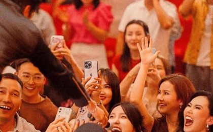 «Рахат-ай...» Қытайға концерт қоюға барған Нұрболат Абдуллинді қыздар ерекше қарсы алды