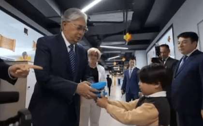 "Кездесуге үлгермей қалдым": Алматылық жеткіншек Тоқаевқа өз қолымен жасаған сыйлығын тарту етті (видео)