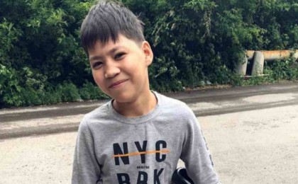 "Анама көмектескім келеді": Қарағандыда 13 жастағы жеткіншек түскі ас жеткізумен айналысады