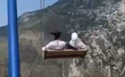 Құз басындағы әткеншектен шатқалға құлаған қыздар видеоға түсіп қалды