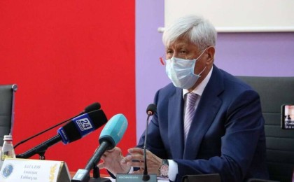 Ковид жұқтырған Амандық Баталов ентігу мен жүрек жетіспеу салдарынан Нұр-Сұлтанға жеткізілді