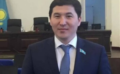 Он бес тәулікке қамауға алынуы тиіс экс-депутат әлі жазаға тартылмаған