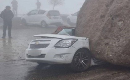 Өзбекстанда көліктің үстіне алып тас құлап, 3 адам қаза тапты (видео)