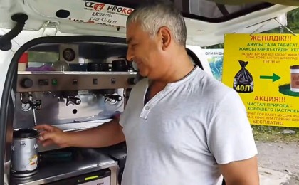 Бір қап қоқысты бір кофеге ауыстыр: Алматылық кәсіпкер жұртты сүйсіндірді (видео)