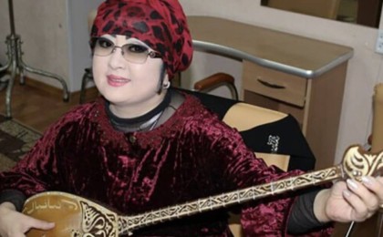 Мақпал Жүнісованы тағы да домбырамен ұшаққа жібермеді: FlyArystan әншінің шағымына жауап берілді