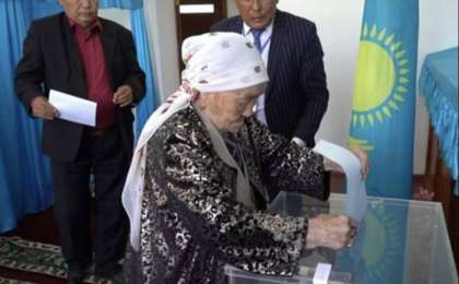 100 жастағы апамыз алғашқылардың бірі болып дауыс берді