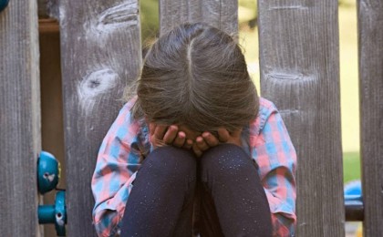 Астанада анасы қызын көшеде аяусыз тепкілеген: әйелді ата-ана құқығынан айыру талап етілді