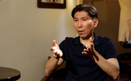 Досым Сәтпаев: «Билік жөнсіз уәде беруін тоқтатып, дәріні тегін таратсын»