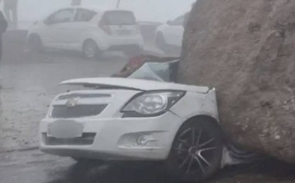 Биіктіктегі тас көлікке құлап, адамдар қаза тапты