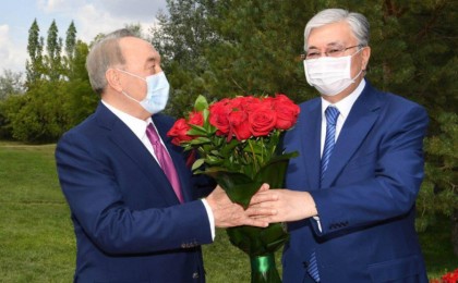 Тоқаев Назарбаевты туған күнімен құттықтады