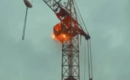 Қарағандыда құрылыстағы кран өртенді