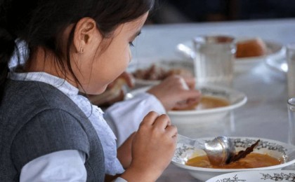 Қазақстанда 1 қыркүйектен бастап 1-4 сынып оқушылары тегін тамақпен қамтылады