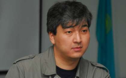 “Депутаттардың жұмысын халық бақылай алады”. Саясаттанушы депутаттарға чип орнатуды ұсынды