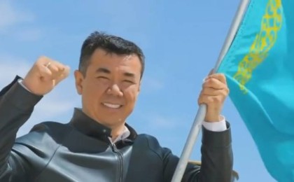 Қоянбаев Қазақстан туын елдегі ең биік ғимаратқа көтерді