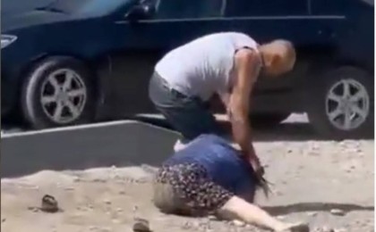 Алматыда ер адам тал-түсте әйелінің шашынан сүйреп, соққыға жықты (видео)